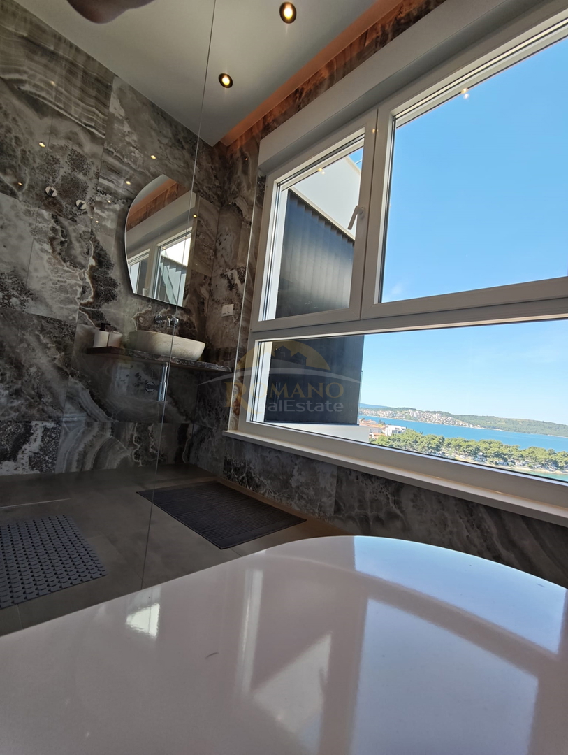 Luksuzni penthouse v Okrugu Gornjem/Čiovo s strešno teraso